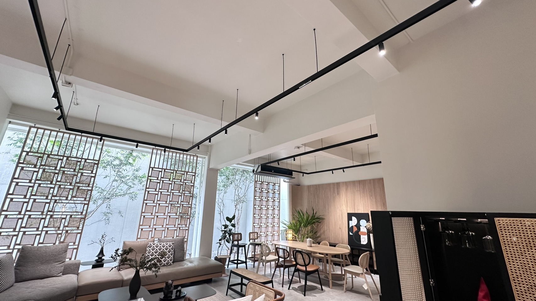 ผลงานการติดตั้ง ณ โชว์รูมเฟอร์นิเจอร์ Podium Home Center